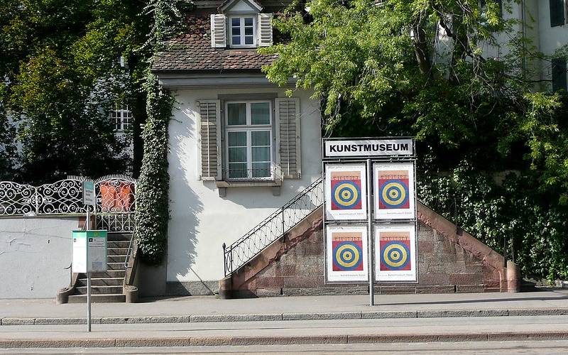 A white color building with windows known as Kunstmuseum.