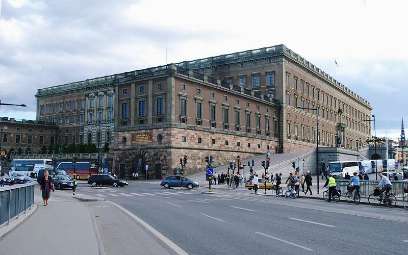 People walking infront of royal palace in Sweden